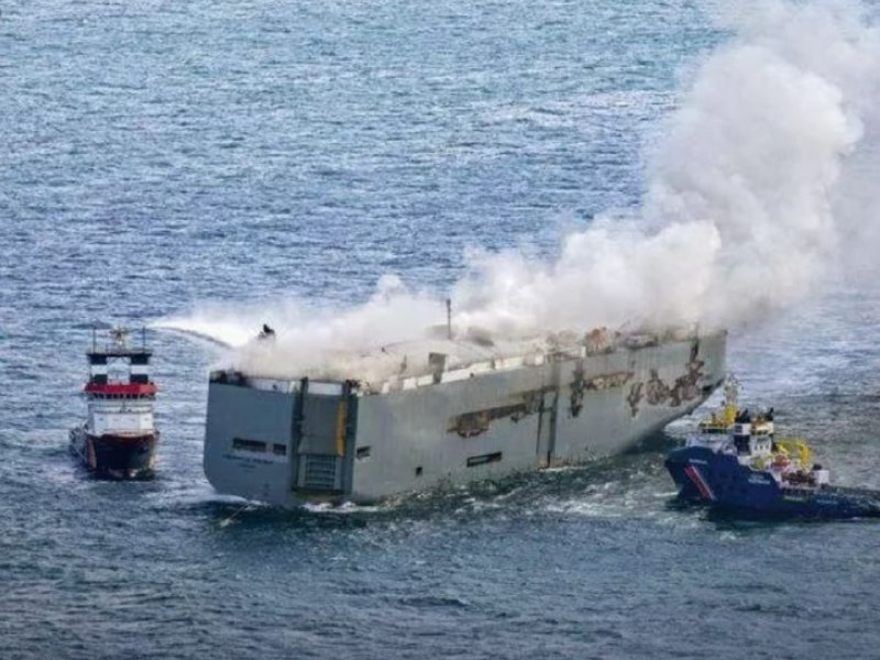 یک کشتی هلندی حامل ۳هزار خودرو، آتش گرفت