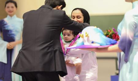 ساره جوانمردی همراه با فرزندش روی سکوی اهدای مدال ایستاد + فیلم