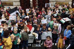 کودکان لندنی به حمایت از کودکان غزه آمدند + تصاویر
