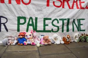 کودکان لندنی به حمایت از کودکان غزه آمدند + تصاویر