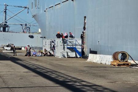 معترضان آمریکایی۹ ساعت مانع حرکت یک کشتی حامل تسلیحات شدند + فیلم