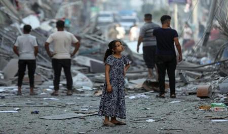 کودکان فلسطینی در میان خرابه‌های بمباران بازی می‌کنند + فیلم