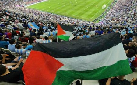 چرخاندن کوفیه و اهتزاز پرچم فلسطین در ورزشگاه + فیلم