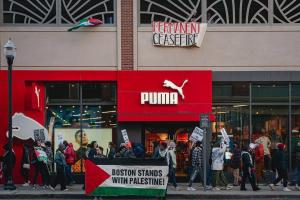 تجمع آمریکایی‌ها مقابل فروشگاه حامی اسرائیل + تصاویر و فیلم