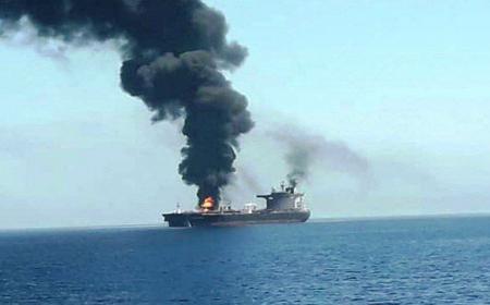 اصابت موشک به یک کشتی در دریای سرخ + فیلم