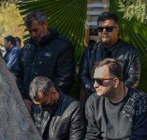 گزارش تصویری از حضور چهره‌ها در مراسم خاکسپاری مادر محمدحسین میثاقی + تصاویر