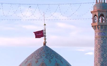 اهتزاز پرچم سرخ انتقام  در مسجد جمکران + فیلم