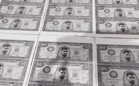 استقبال ویژه از رضا اسدی با دلارهای تقلبی