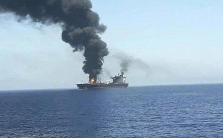 لحظه اصابت موشک یمنی به کشتی یونانی + فیلم