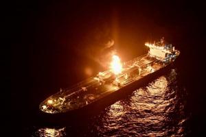 تصاویری از کشتی هدف‌ قرار گرفته شده توسط یمن + فیلم