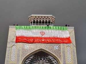 نصب پرچم ایران اسلامی در حرم امام رضا(ع) + تصویر