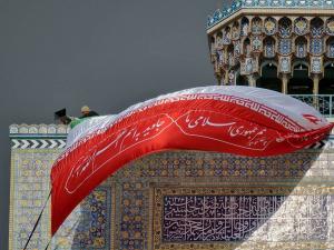 نصب پرچم ایران اسلامی در حرم امام رضا(ع) + تصویر