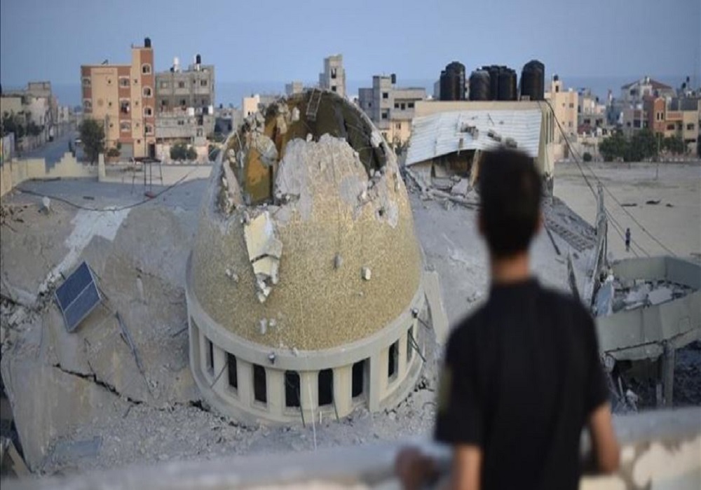 اذان گفتن یک فلسطینی کنار آوار یک مسجد + فیلم