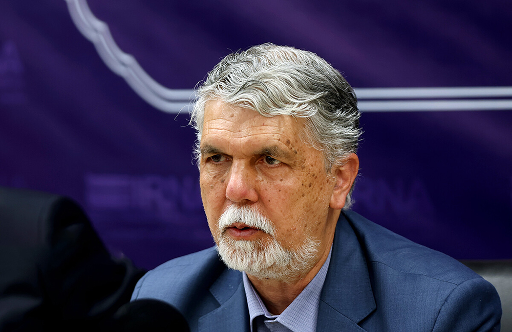 وزیر فرهنگ برای شرکت در مراسم پاپ عازم رم شد