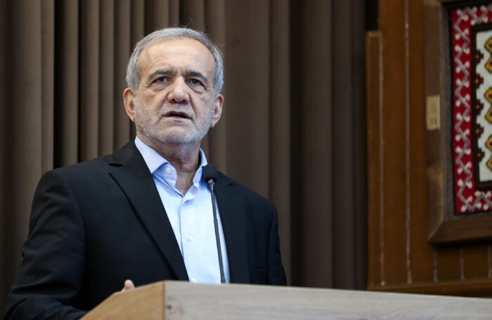 پزشکیان: با امضا و کاغذ کار درست نمیشود، باید کار کنیم