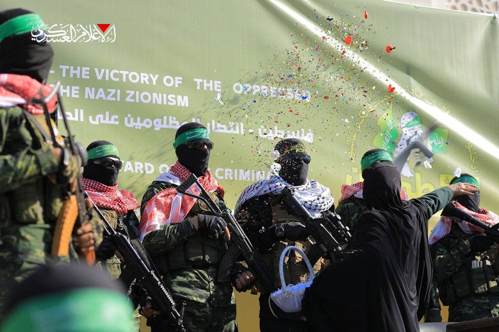 قسام با عکسیادگاری و هدیه، اسرای اسرائیلی را بدرقه کرد