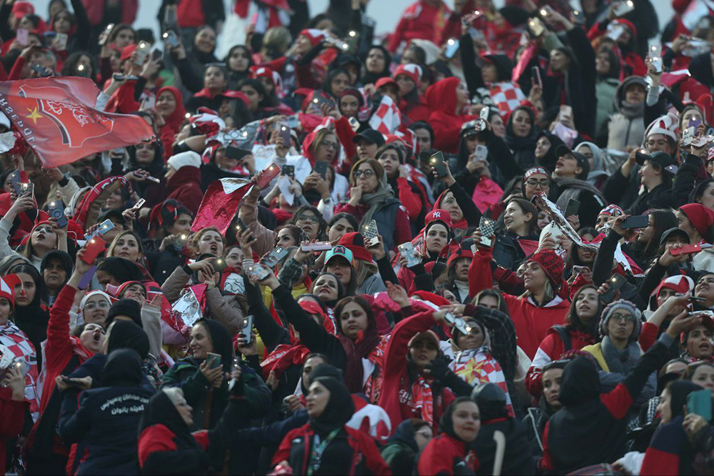 زنان از حضور ورزشگاه منع شدند