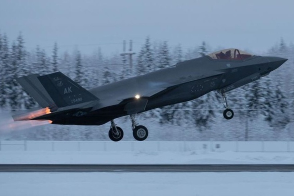 سقوط گرانترین جنگنده آمریکا در آلاسکا