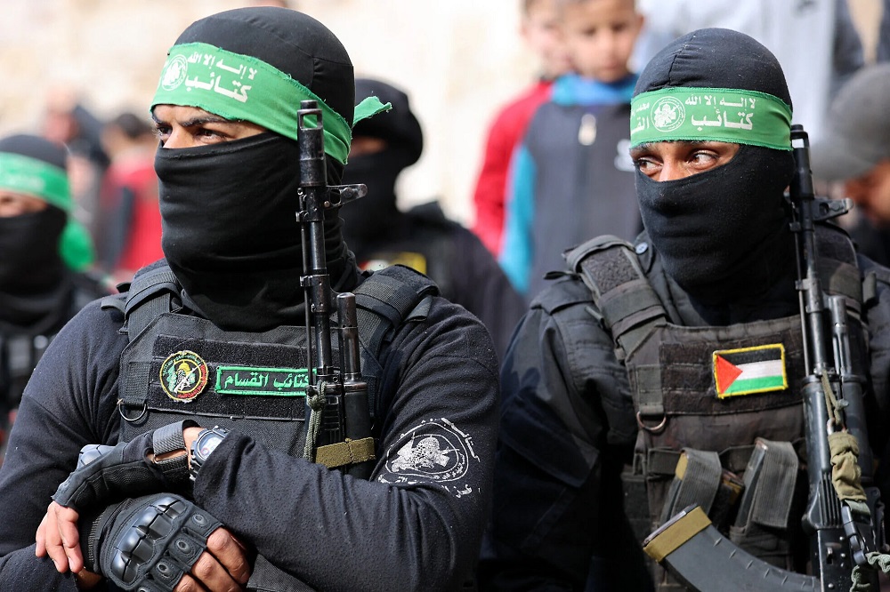 تحویل اسرای رژیم صهیونیستی مقابل منزل السنوار