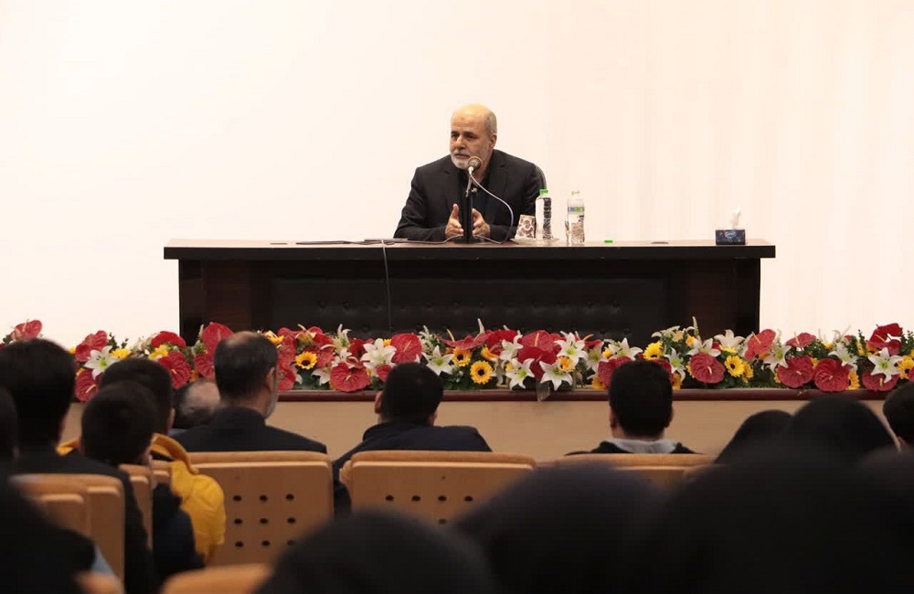 فرار از دوگانههای کاذب هنر مومنان است