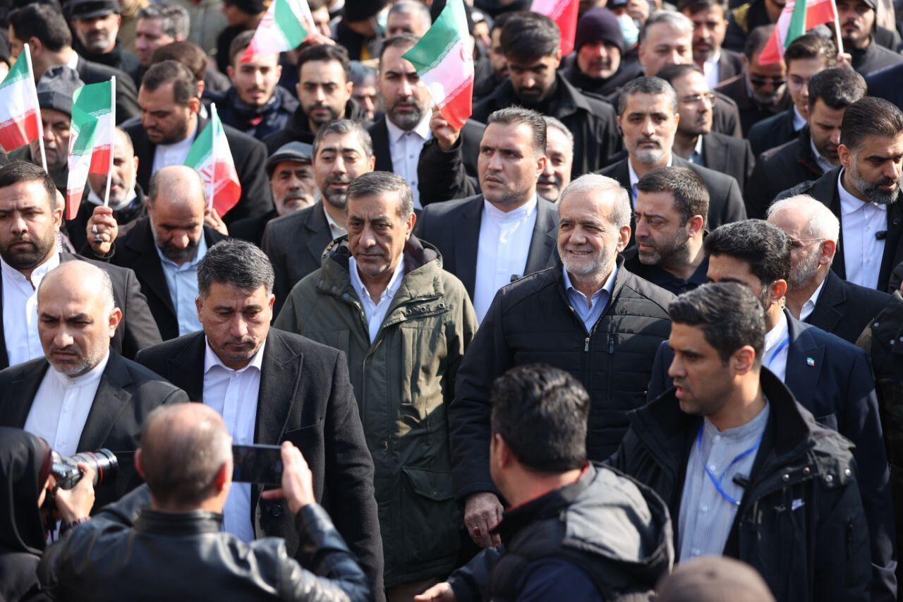 مردم ایران جلوی قلدریها میایستد