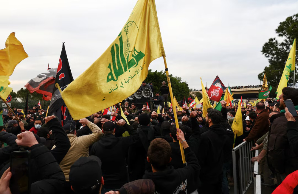 تحصن حامیان حزبالله در جاده فرودگاه بیروت