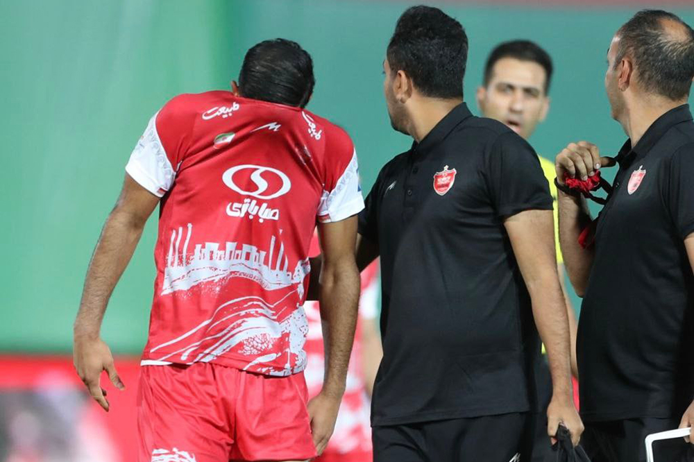 کارتال بازوبند کاپیتانی را به کدام بازیکن میدهد؟