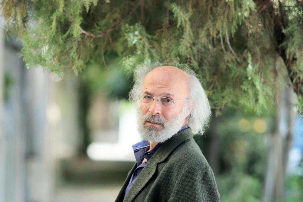 قاچاق فیلم کاناپه؟ شکایت میکنم!