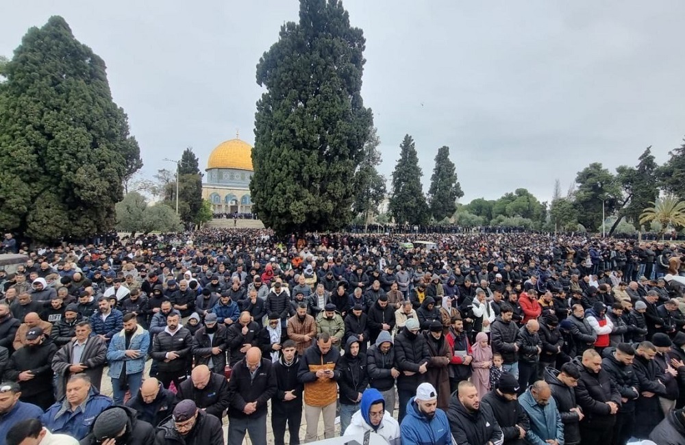 حضور ۹۰ هزار نمازگزار فلسطینی در مسجد الاقصی