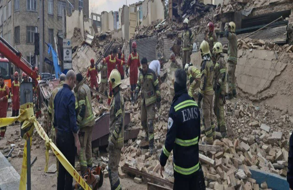 یک ساختمان چهار طبقه در خیابان طالقانی فرو ریخت