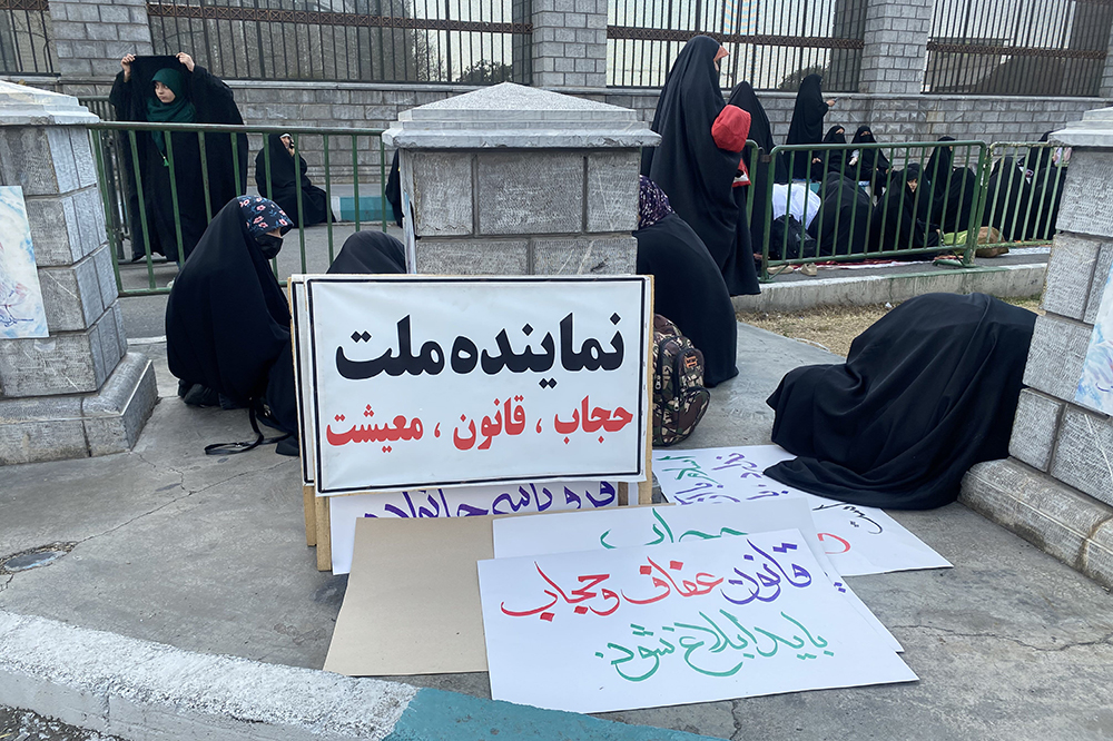 پایان تحصن مقابل مجلس با ورود فراجا