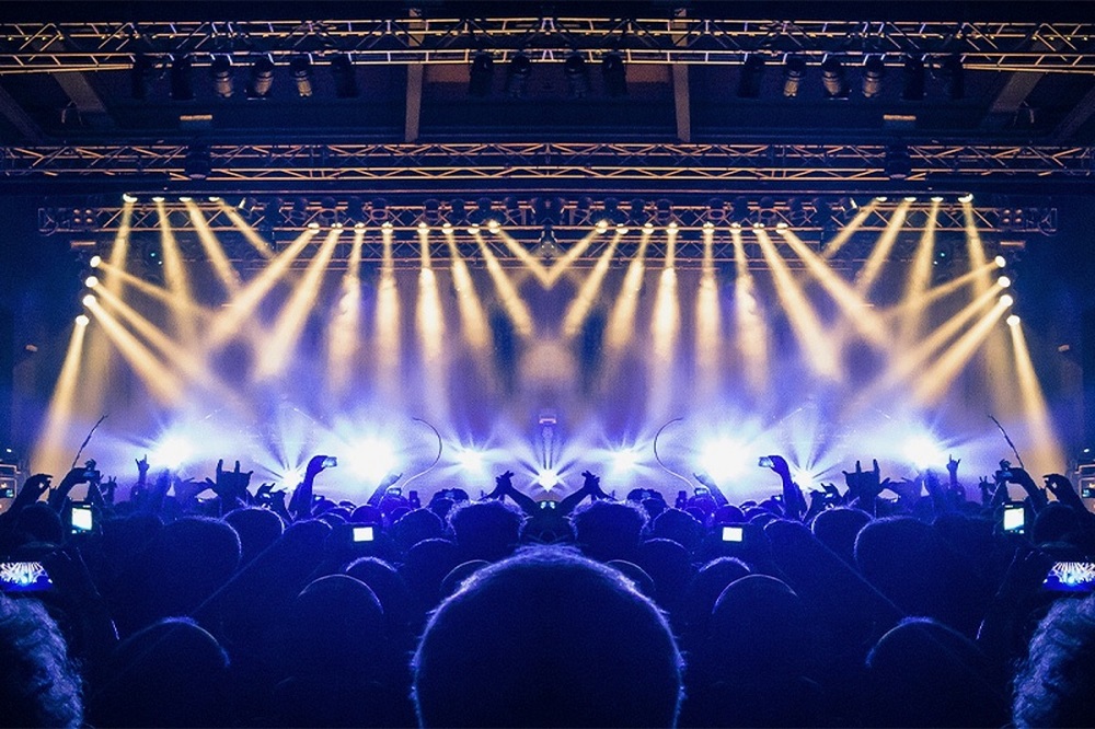 استقبال معنادار ایرانیان خارج کشور از خوانندگان وطنی