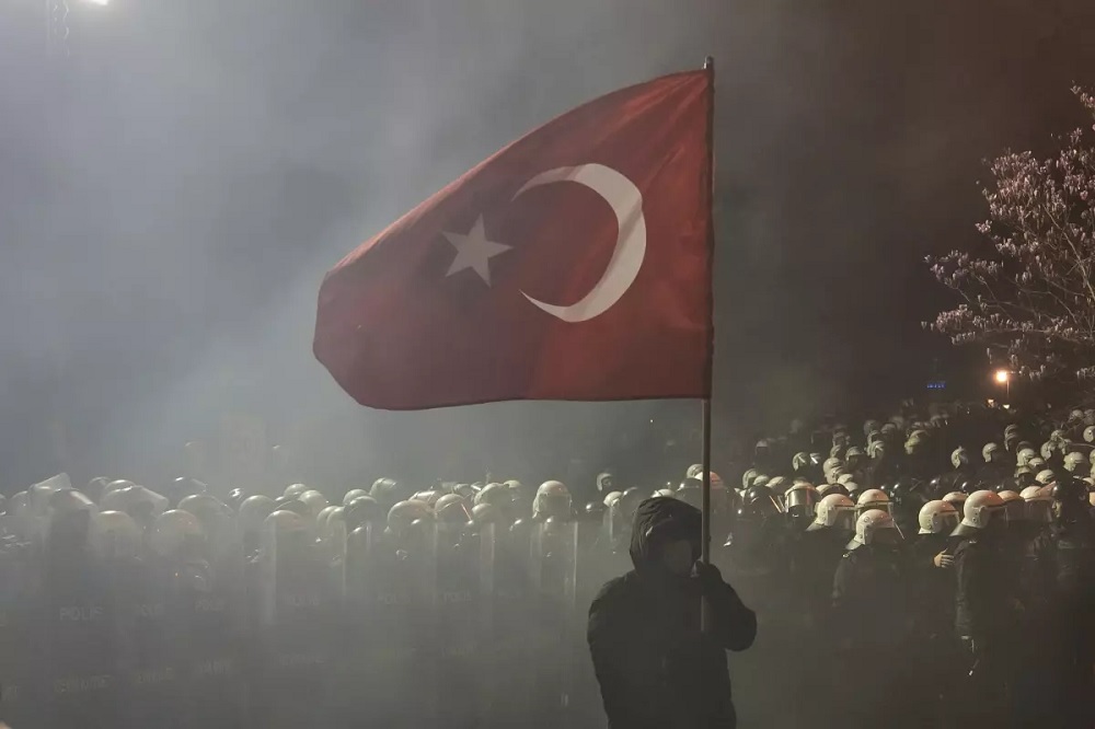 پلیس ترکیه: به سراغ معترضین میرویم!