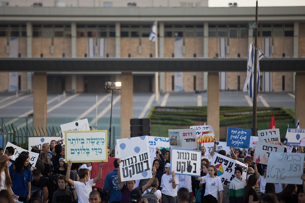 اعتراضات در اراضی اشغالی به دانشآموزان رسید
