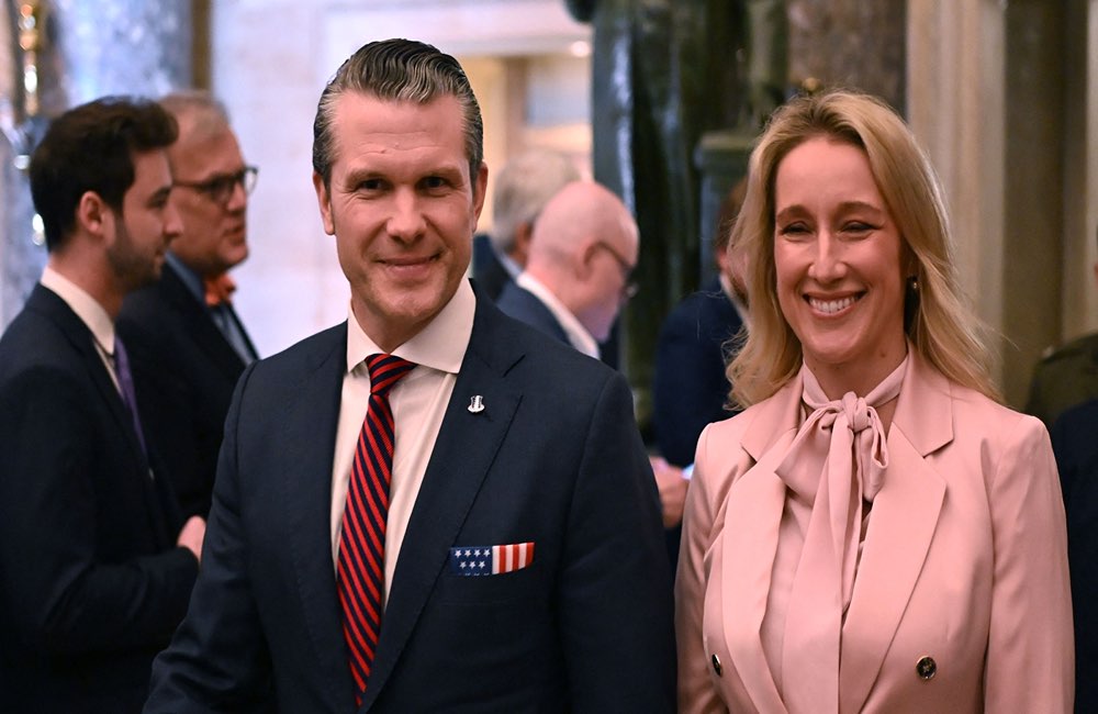 حضور همسر هگست در جلسات محرمانه نظامی