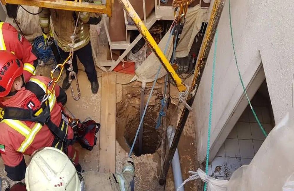 مرگ ۲ کارگر در چاه خیابان ۱۷ شهریور تهران