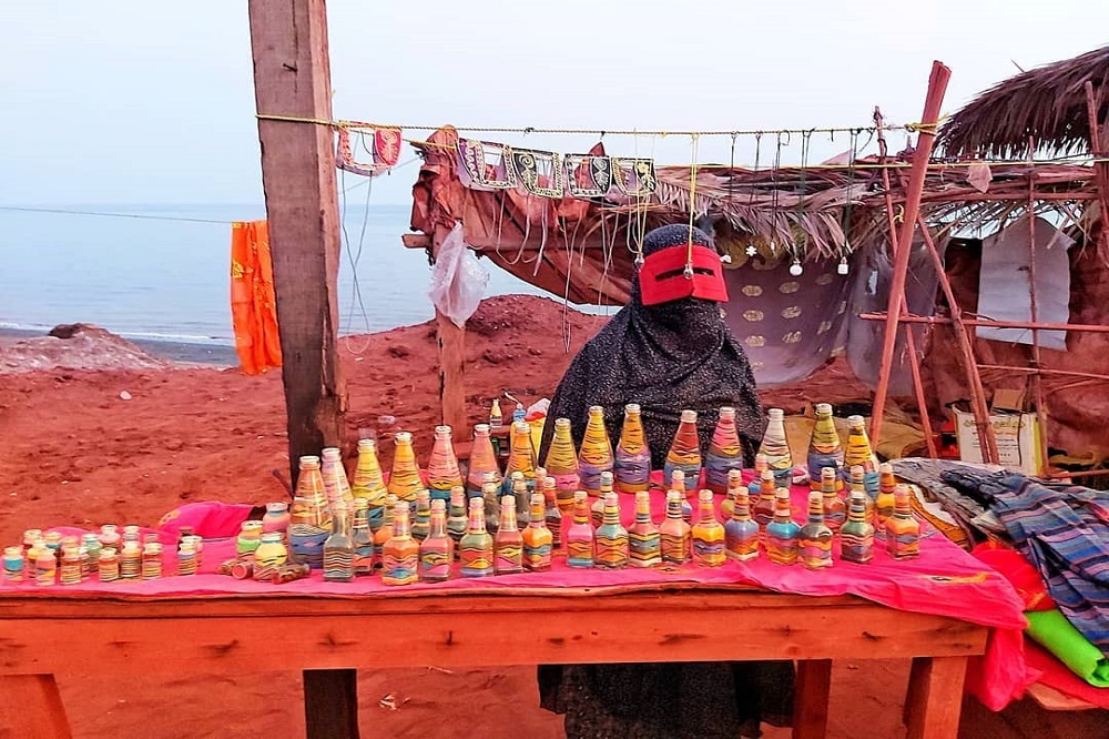 خاک هرمز و قوطیهای رنگی در دست گردشگران | فرهیختگان آنلاین