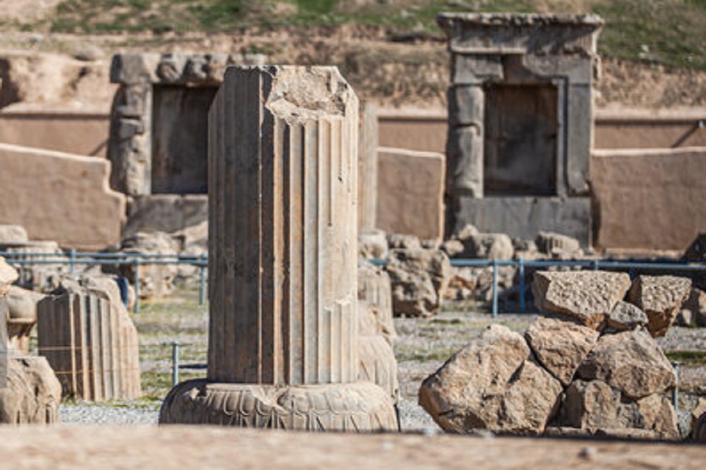 ماجرای قطعه سنگ جدا شده از تخت جمشید چه بود؟