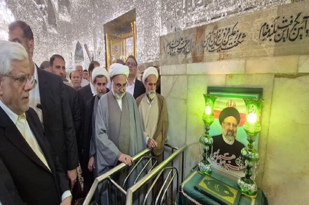 حضور عارف بر مزار شهید آیتالله رئیسی