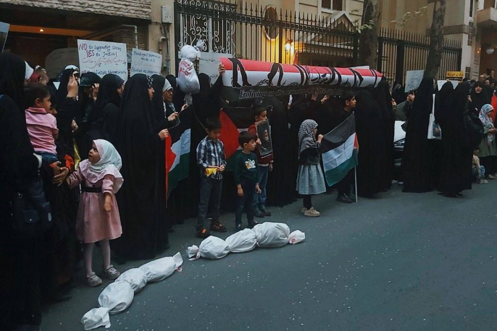 تجمع مقابل سفارت مجارستان در اعتراض به سفر نتانیاهو