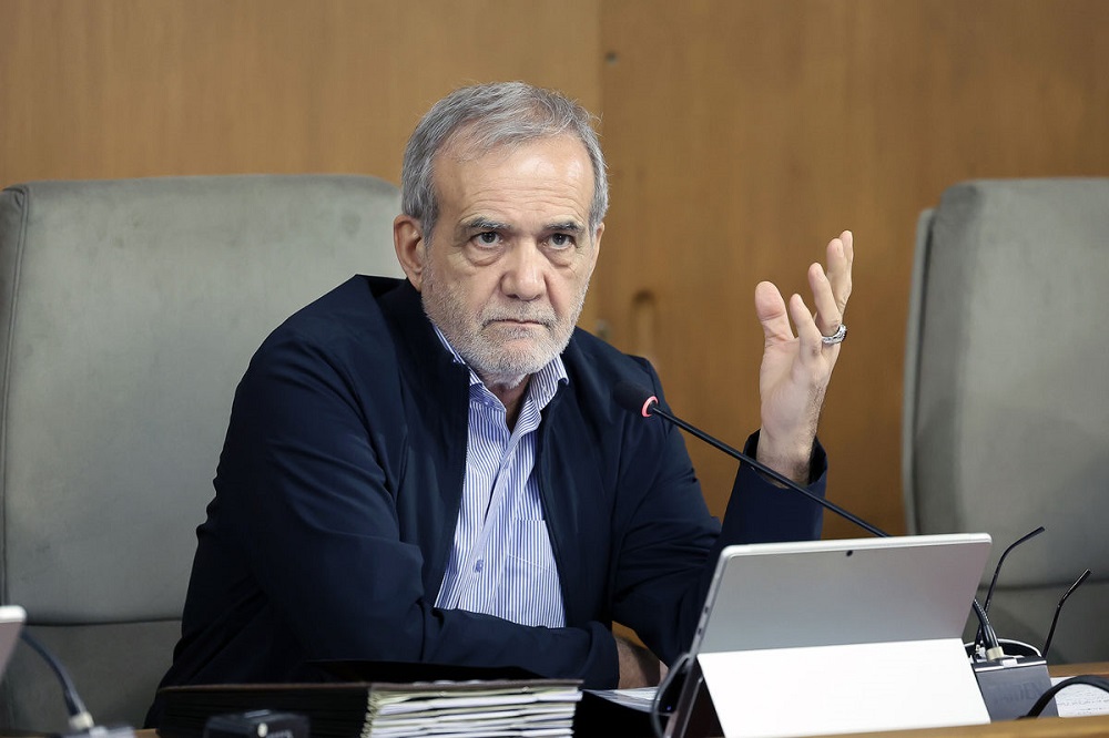 پزشکیان: بنگاههای تولیدی برای کارگران مسکن بسازند