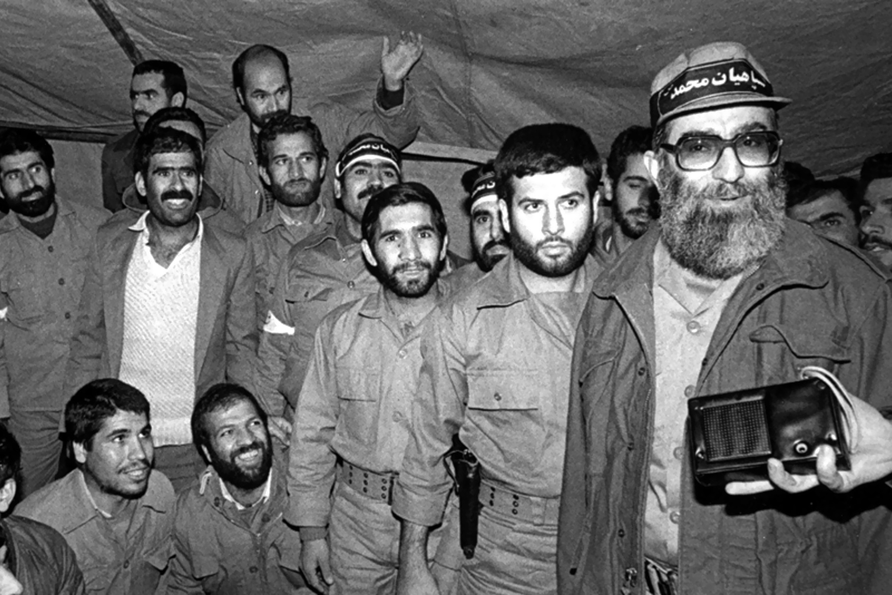 تصویری تاریخی از جلسه رهبر انقلاب و فرماندهان ارتش