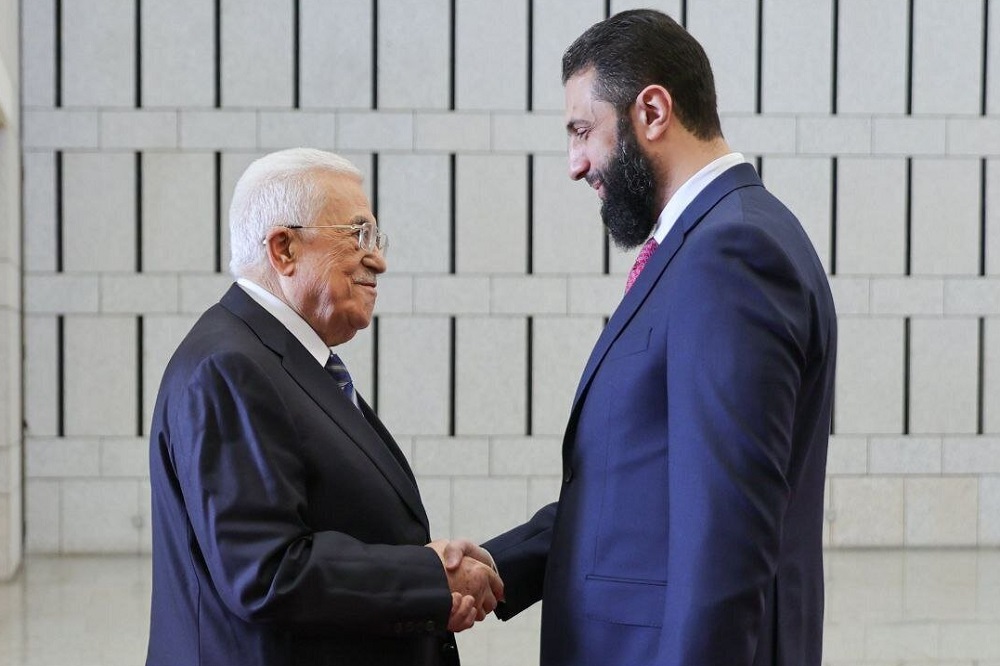 استقبال رسمی جولانی از محمود عباس در دمشق