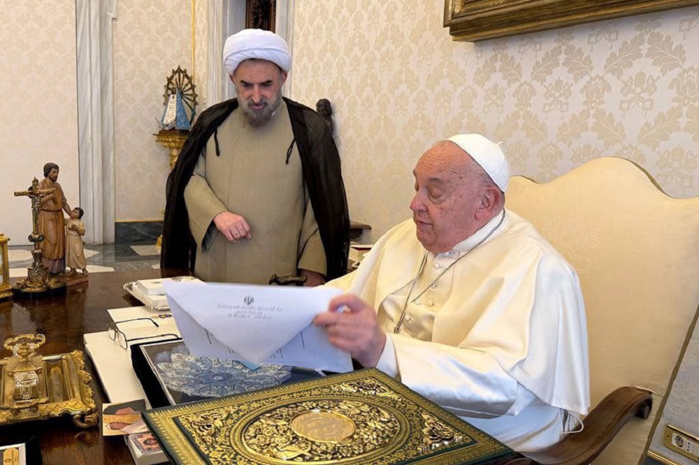 بازخوانی پیام رهبر انقلاب به پاپ فرانسیس