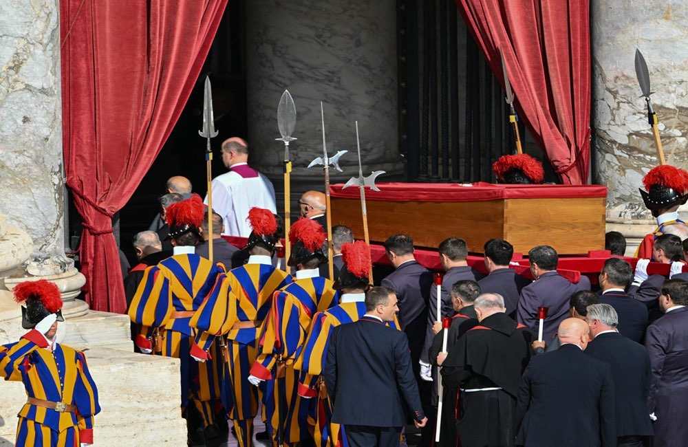 پیکر پاپ فرانسیس به کلیسای سنپیتر منتقل شد