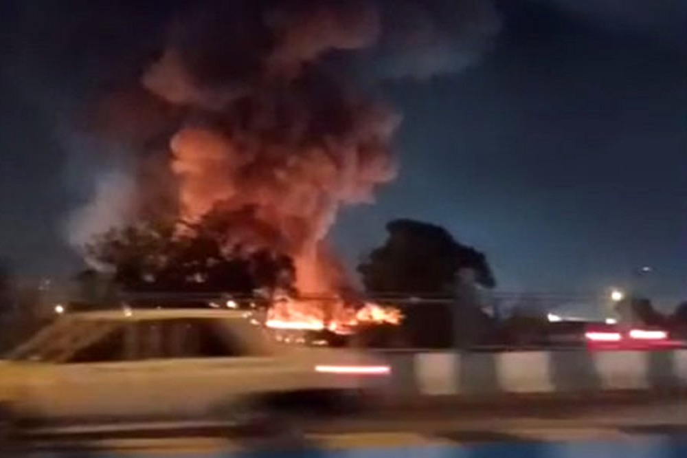 حریق در اتوبان بعثت مهار شد