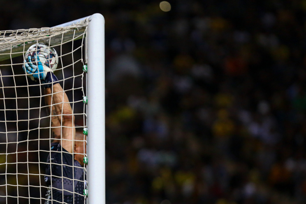 سقف بلند بیقانونی فوتبال