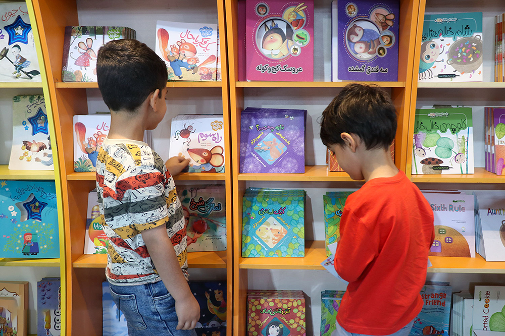 سرگردانی بچهها برای انتخاب کتاب در نمایشگاه