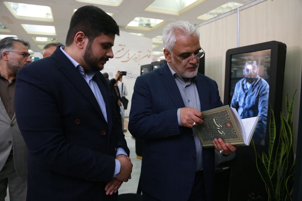 بازدید دکتر طهرانچی از غرفه شهید رئیسی در نمایشگاه کتاب