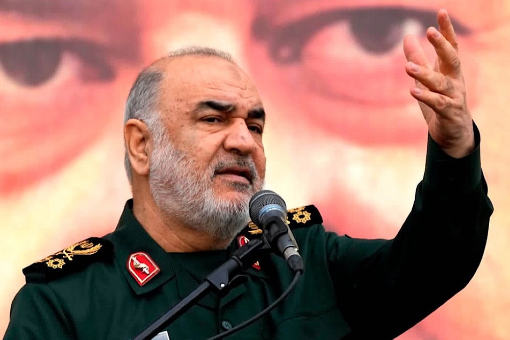 سلامی: به زودی از یک دستاورد عظیم دفاعی رونمایی میکنیم